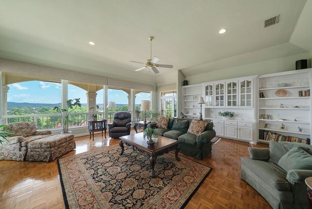 305 Lakewood Dr, Kerrville, TX 78028