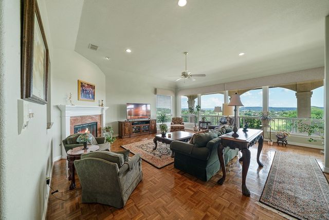 305 Lakewood Dr, Kerrville, TX 78028