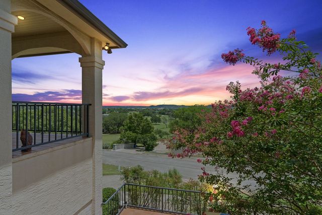 305 Lakewood Dr, Kerrville, TX 78028