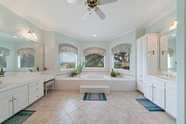 305 Lakewood Dr, Kerrville, TX 78028