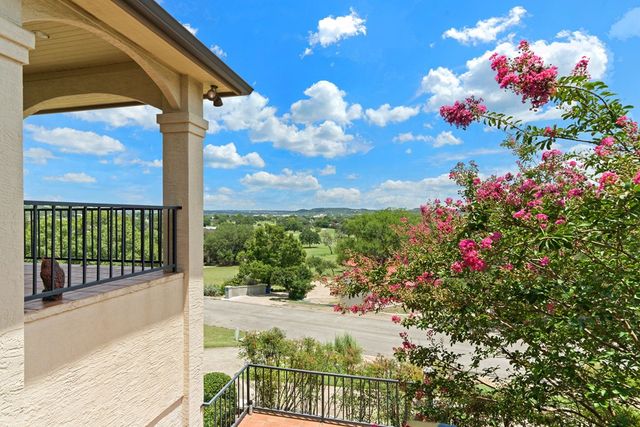 305 Lakewood Dr, Kerrville, TX 78028