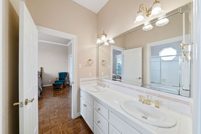 305 Lakewood Dr, Kerrville, TX 78028