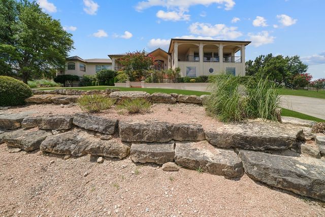 305 Lakewood Dr, Kerrville, TX 78028