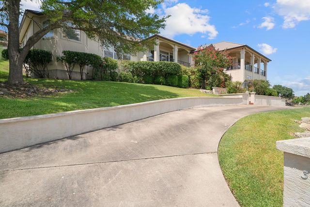 305 Lakewood Dr, Kerrville, TX 78028
