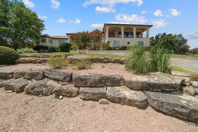 305 Lakewood Dr, Kerrville, TX 78028