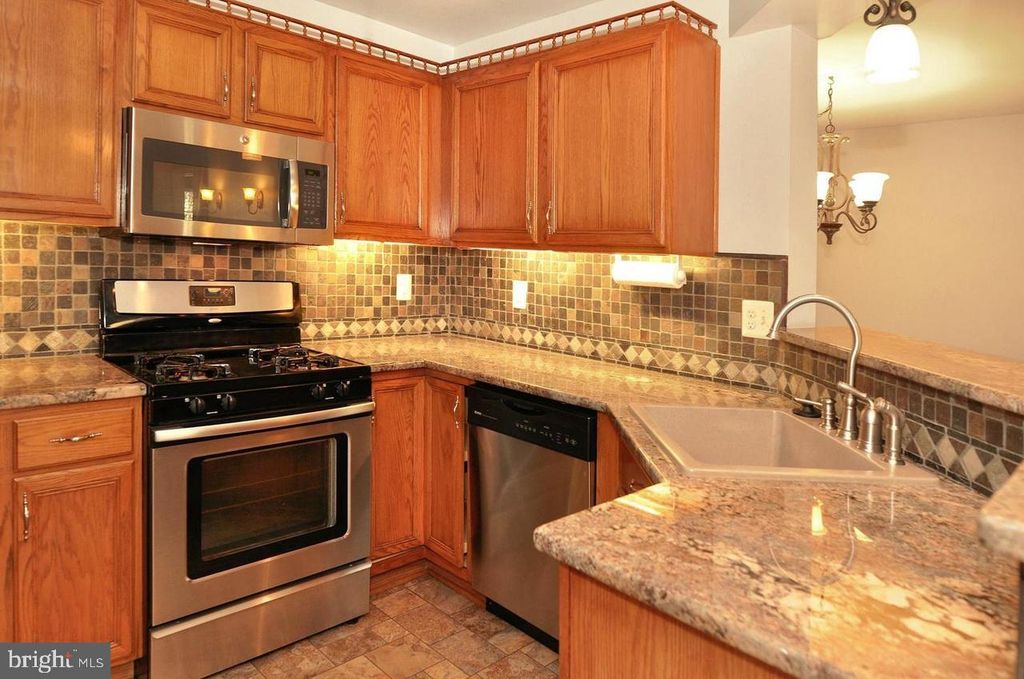 Image 9 of property listing at 13103 MILLHAVEN PL #8-E, Germantown, MD 20874