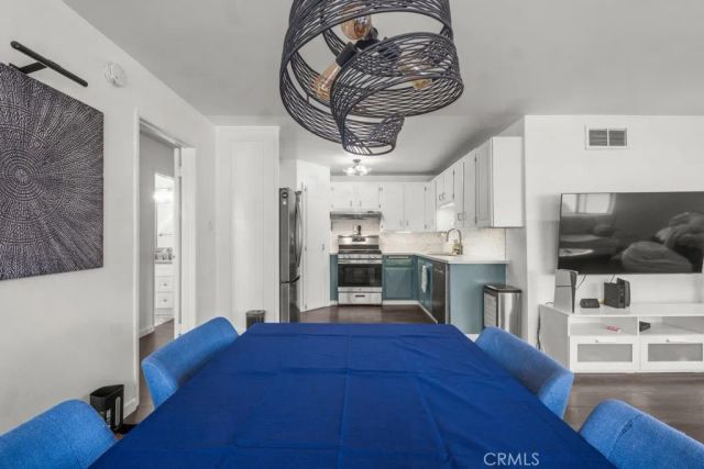 18619 Collins F30, Los Angeles, CA 91356