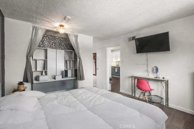 18619 Collins F30, Los Angeles, CA 91356