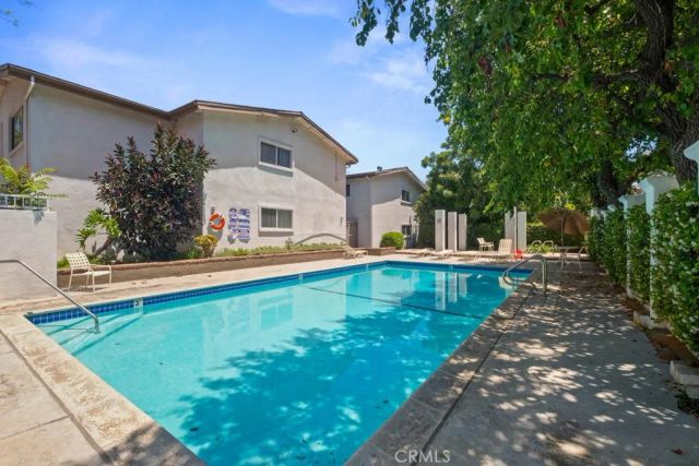18619 Collins F30, Los Angeles, CA 91356