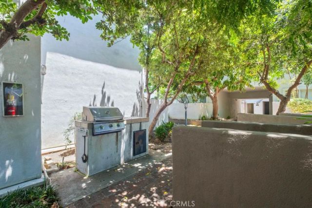 18619 Collins F30, Los Angeles, CA 91356