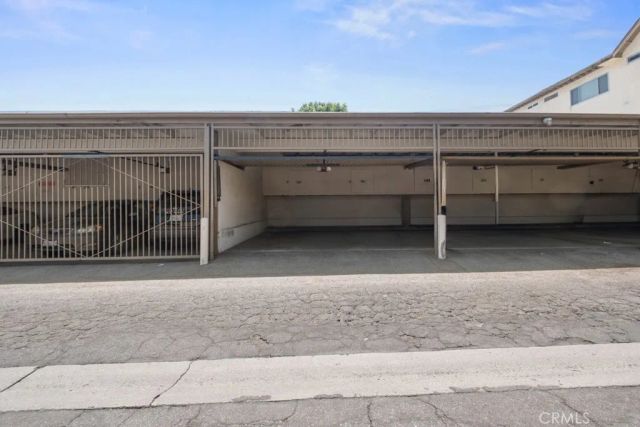18619 Collins F30, Los Angeles, CA 91356