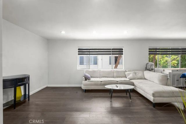 18619 Collins F30, Los Angeles, CA 91356