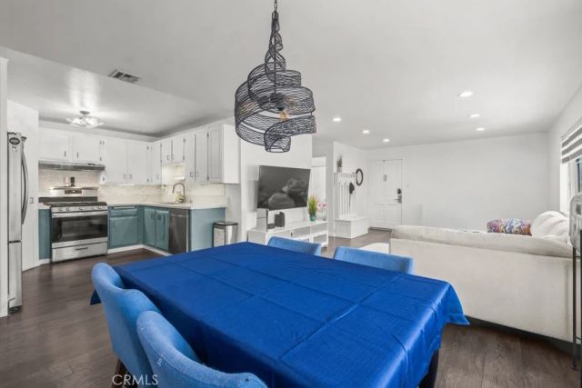 18619 Collins F30, Los Angeles, CA 91356