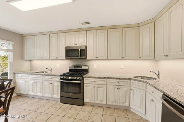 50 Charming Way, Lakewood, NJ 08701