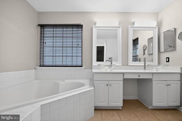 6800 HOLLOW GLEN CT, Gainesville, VA 20155