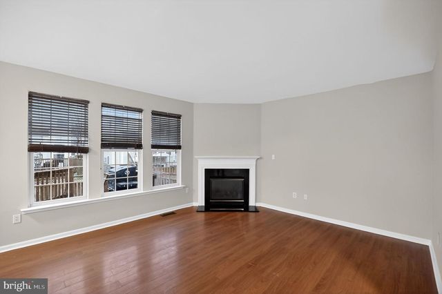 6800 HOLLOW GLEN CT, Gainesville, VA 20155