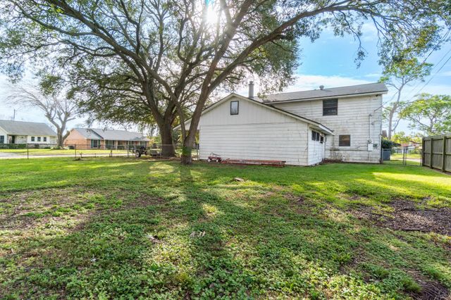 112 Honeysuckle Street, Lake Jackson, TX 77566