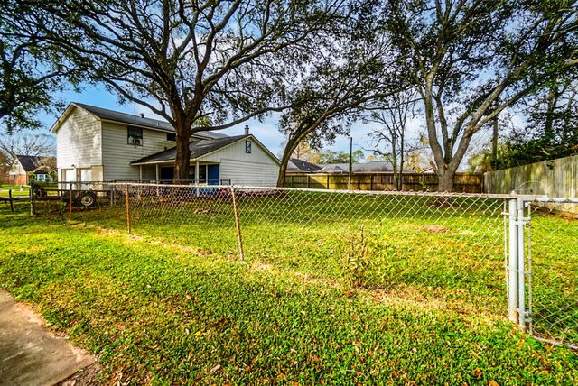 112 Honeysuckle Street, Lake Jackson, TX 77566