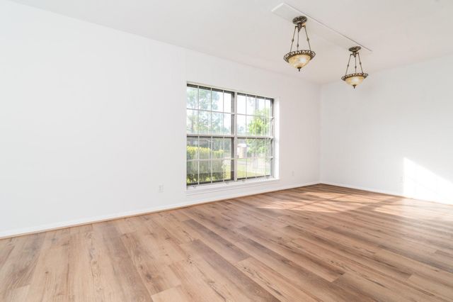 112 Honeysuckle Street, Lake Jackson, TX 77566