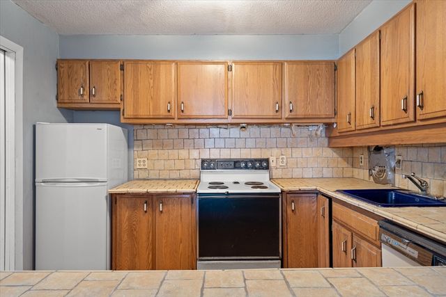 80 Salisbury St 101, Worcester, MA 01609