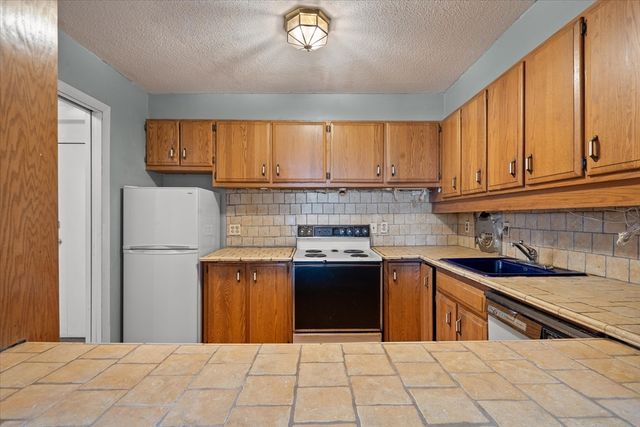 80 Salisbury St 101, Worcester, MA 01609