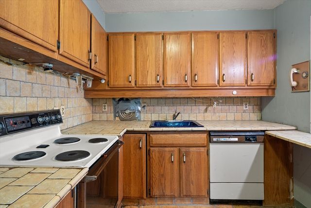 80 Salisbury St 101, Worcester, MA 01609