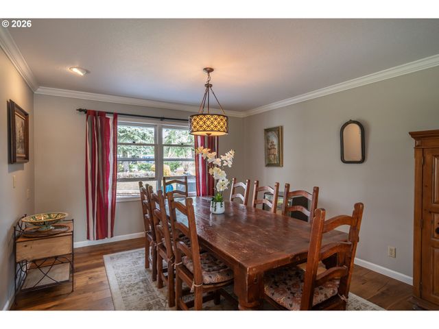 18 ROYAL OAKS Dr, Roseburg, OR 97471