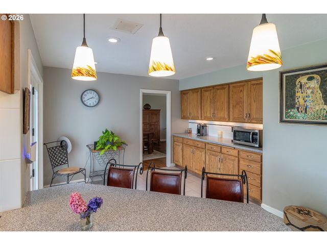 18 ROYAL OAKS Dr, Roseburg, OR 97471