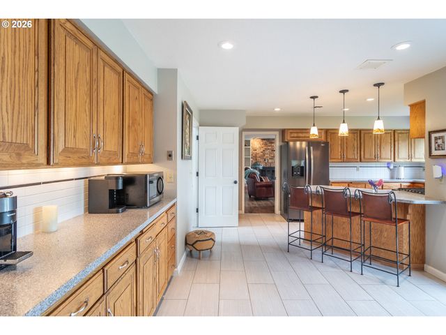 18 ROYAL OAKS Dr, Roseburg, OR 97471