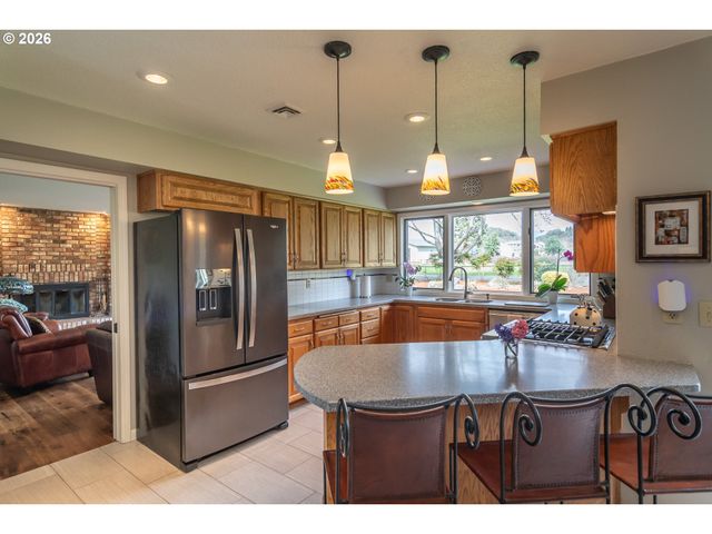 18 ROYAL OAKS Dr, Roseburg, OR 97471