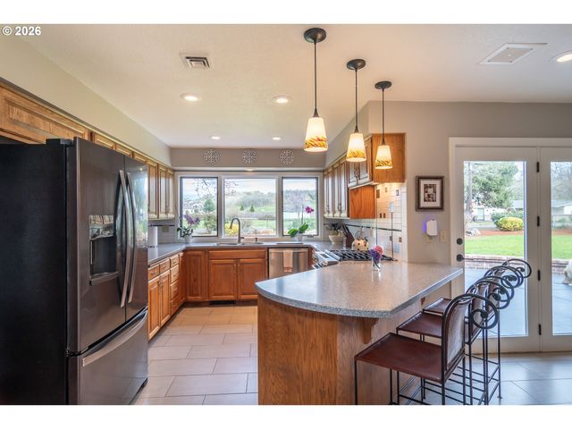 18 ROYAL OAKS Dr, Roseburg, OR 97471