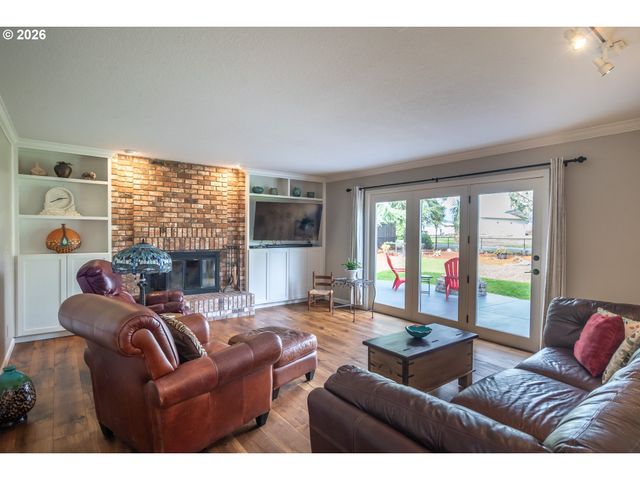 18 ROYAL OAKS Dr, Roseburg, OR 97471