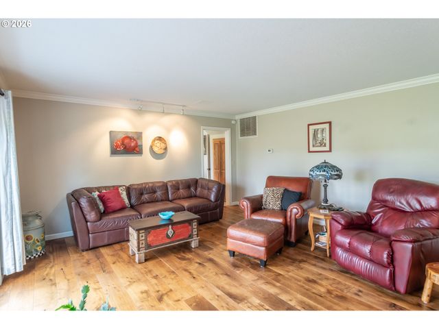 18 ROYAL OAKS Dr, Roseburg, OR 97471