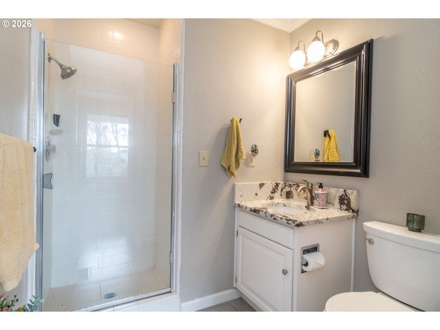 18 ROYAL OAKS Dr, Roseburg, OR 97471