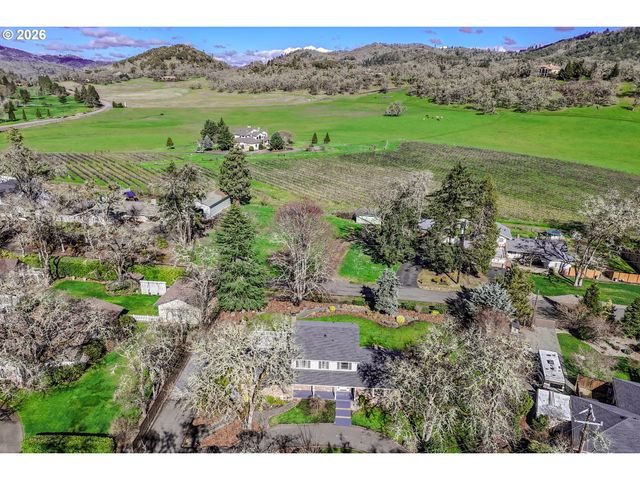 18 ROYAL OAKS Dr, Roseburg, OR 97471