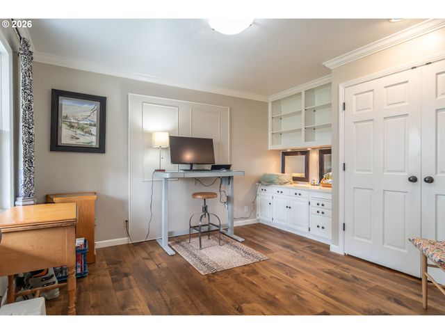 18 ROYAL OAKS Dr, Roseburg, OR 97471