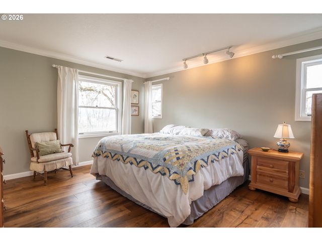 18 ROYAL OAKS Dr, Roseburg, OR 97471