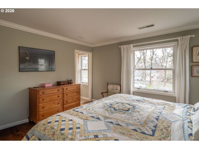 18 ROYAL OAKS Dr, Roseburg, OR 97471