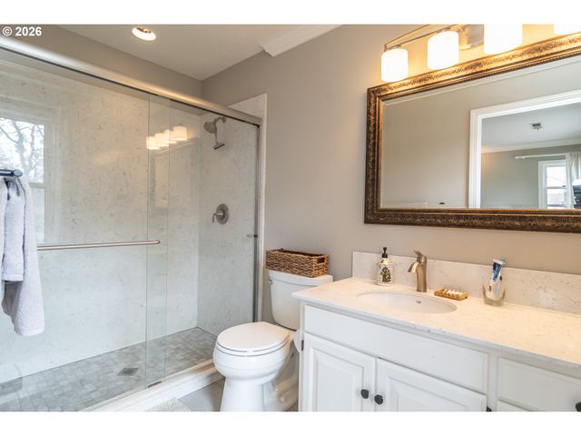 18 ROYAL OAKS Dr, Roseburg, OR 97471