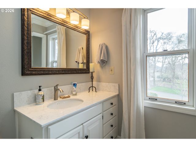 18 ROYAL OAKS Dr, Roseburg, OR 97471