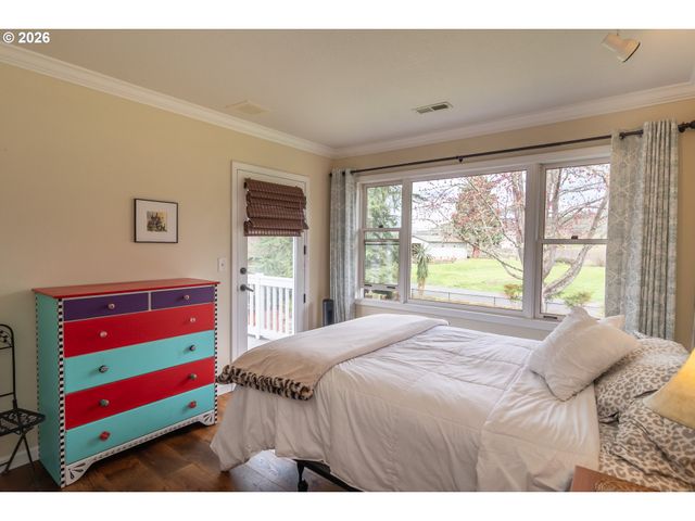 18 ROYAL OAKS Dr, Roseburg, OR 97471