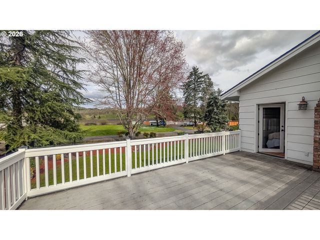 18 ROYAL OAKS Dr, Roseburg, OR 97471