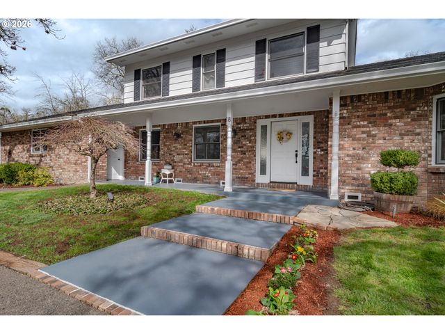 18 ROYAL OAKS Dr, Roseburg, OR 97471