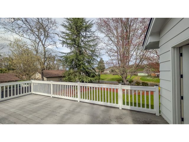 18 ROYAL OAKS Dr, Roseburg, OR 97471