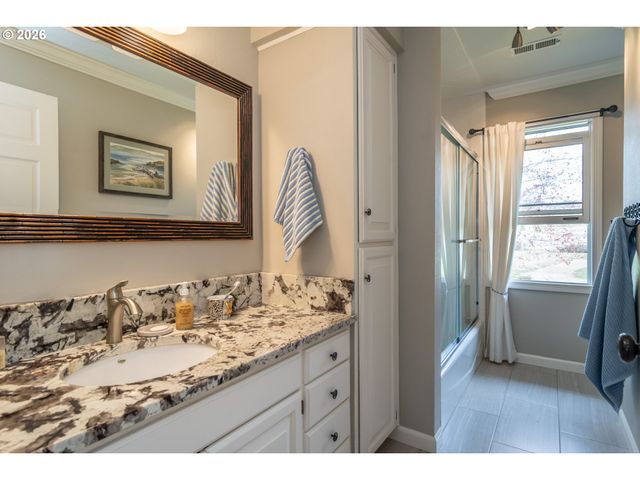 18 ROYAL OAKS Dr, Roseburg, OR 97471