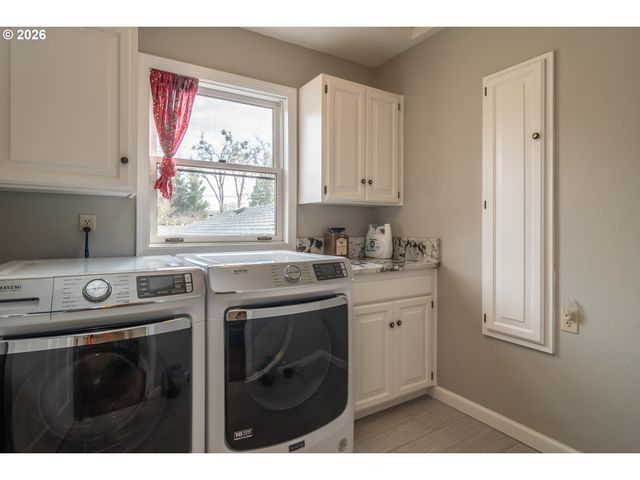 18 ROYAL OAKS Dr, Roseburg, OR 97471