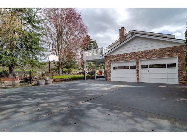 18 ROYAL OAKS Dr, Roseburg, OR 97471