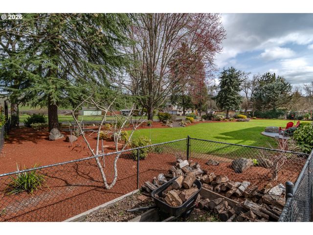 18 ROYAL OAKS Dr, Roseburg, OR 97471
