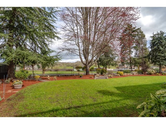 18 ROYAL OAKS Dr, Roseburg, OR 97471