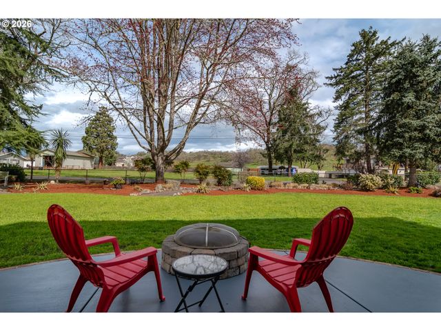 18 ROYAL OAKS Dr, Roseburg, OR 97471